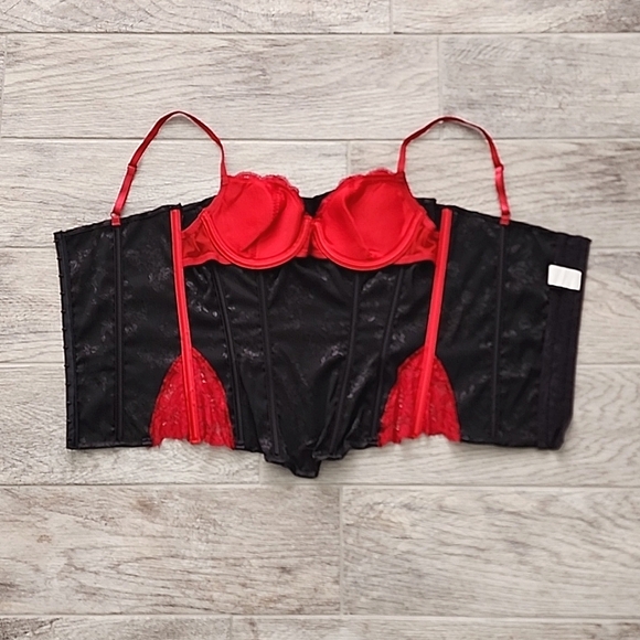 Fredericks of Hollywood Red & Black lace corset - Picture 4 of 6